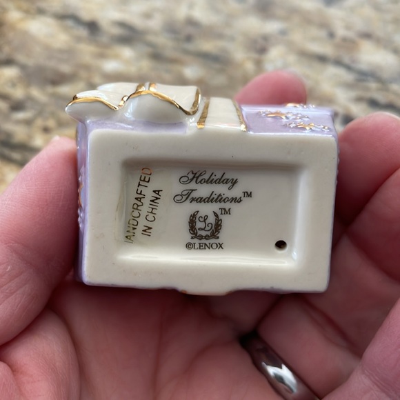 🌎 Lenox Holiday Traditions Lavender Present - Picture 9 of 14